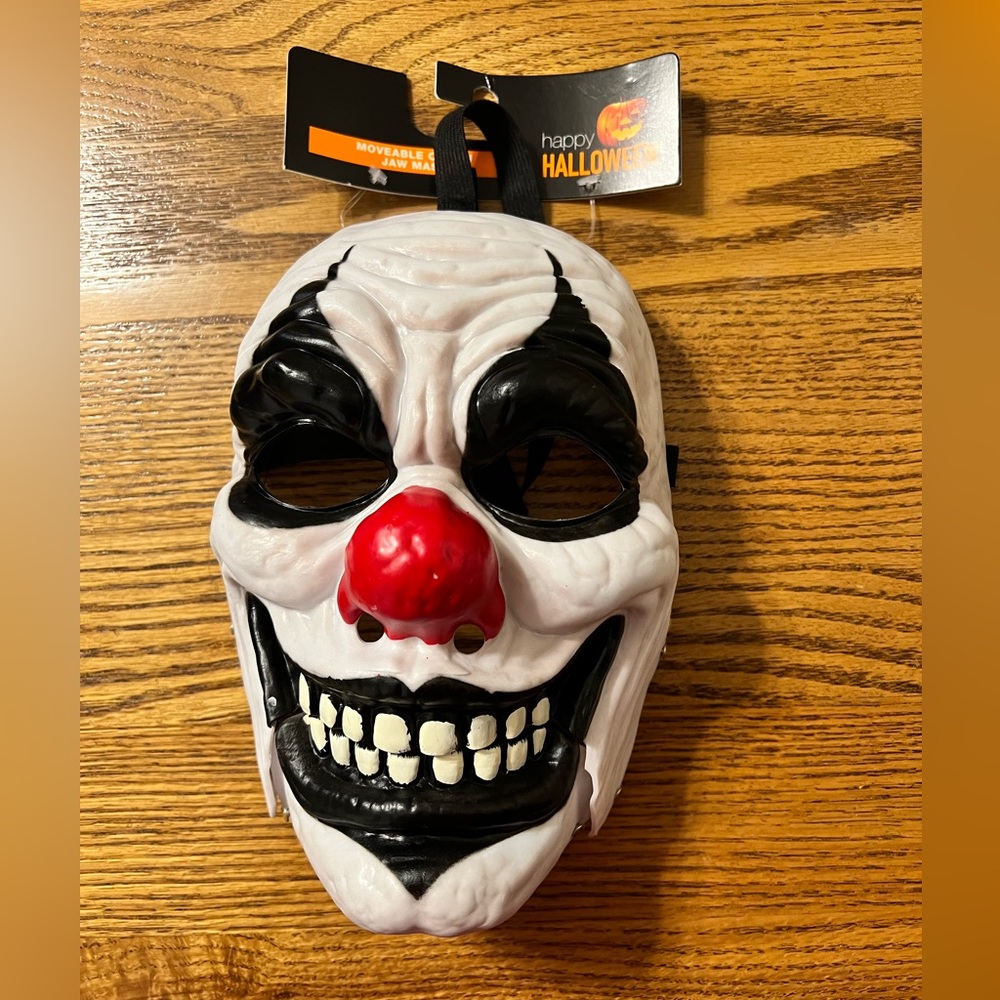 Clown mask w/ movable jaw